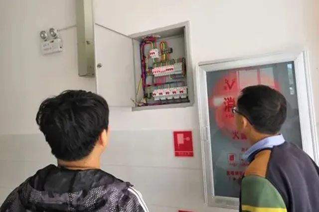 寄宿制學(xué)?；馂?zāi)預(yù)防與計算機房維護服務(wù) 智慧校園的安全守護之道